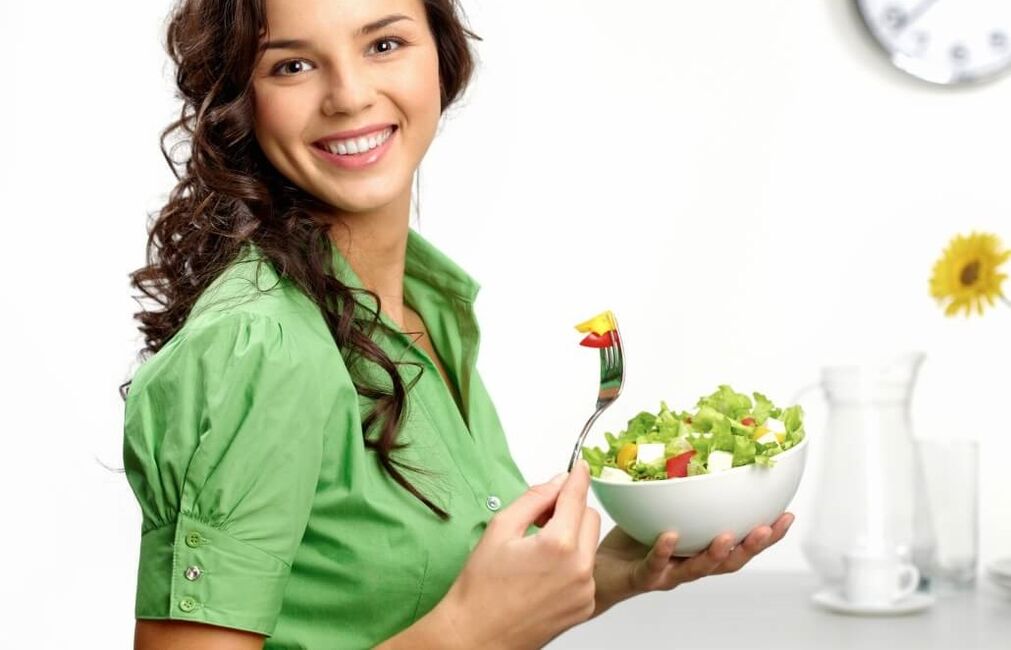 A girl eats a vegetable salad on a 6-petal diet